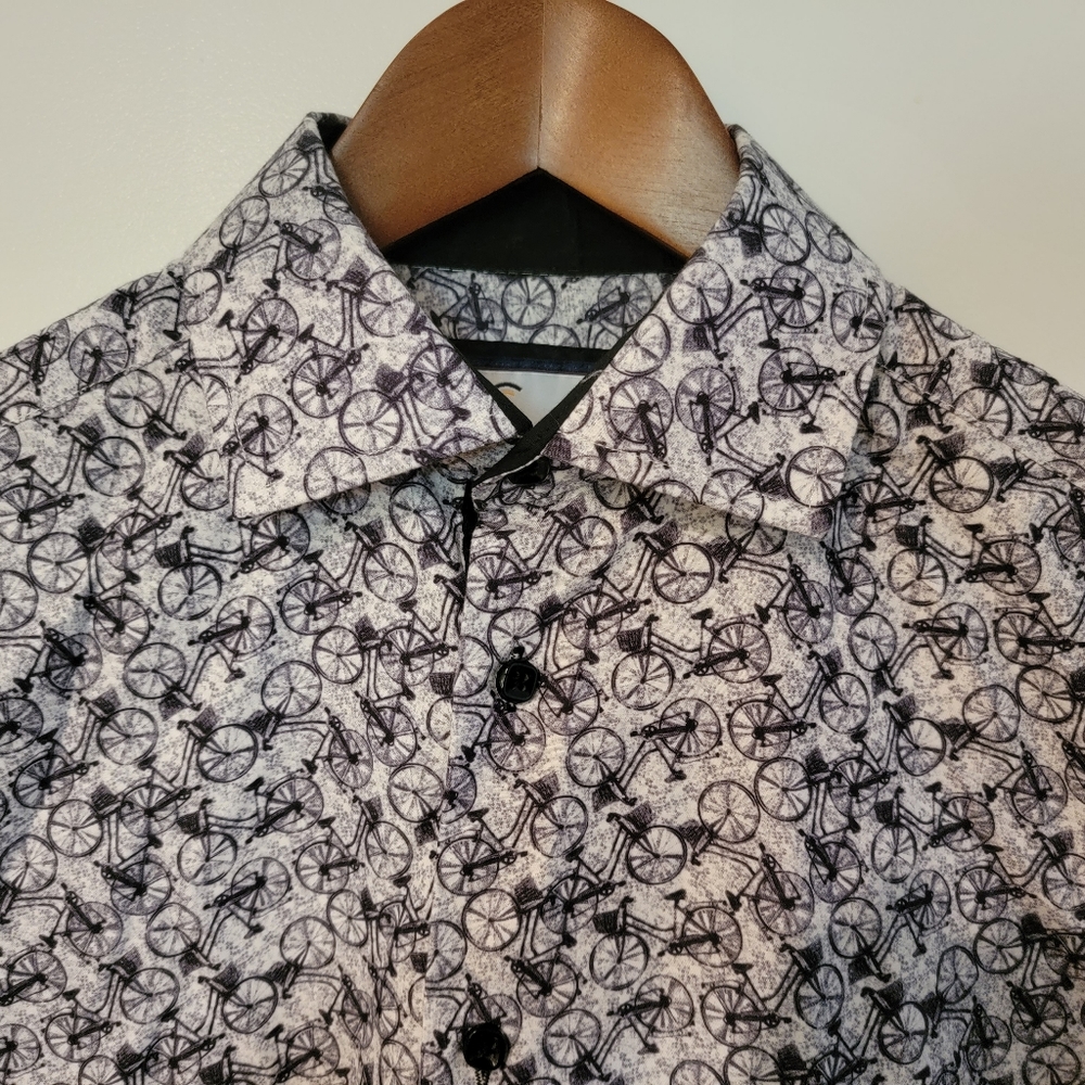 Slim fit small wrinkle resistant shirt with bicycles pattern